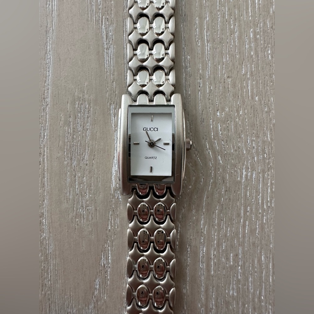 1500 Silver Quartz Gucci Watch - Picture 2 of 2